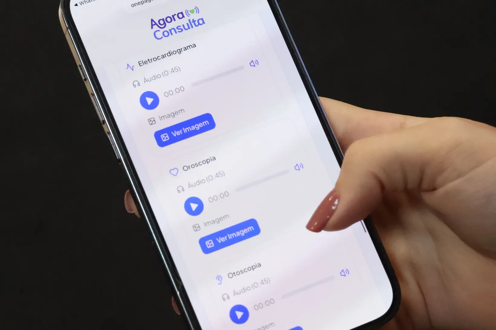 Relatório do paciente aberto no celular, com os exames de eletrocardiograma, oroscopia e otoscopia, cada um com áudio e imagem para consulta
