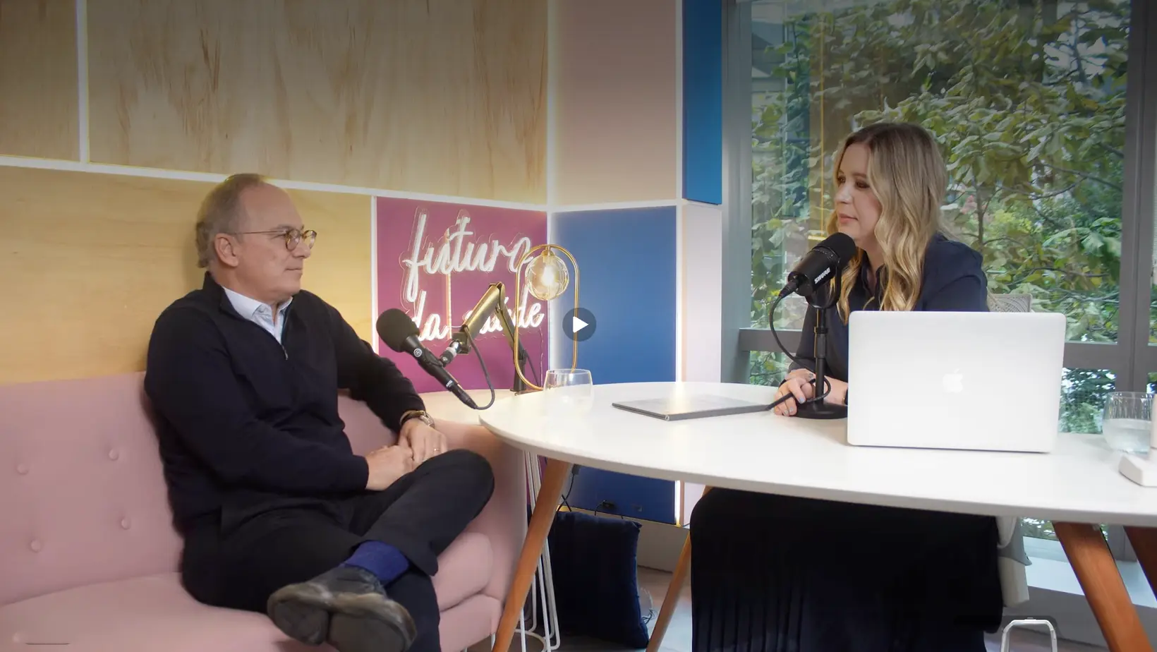 Romeu Domingues em entrevista a Natália Cuminale no estúdio do canal Futuro da Saúde