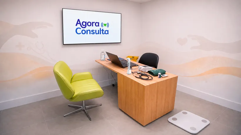 Sala de atendimento montada pela Agora Consulta, com maca, mobiliário e estação de telemedicina
