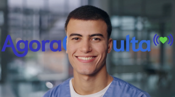 Enfermeiro da Agora Consulta em frente ao logo